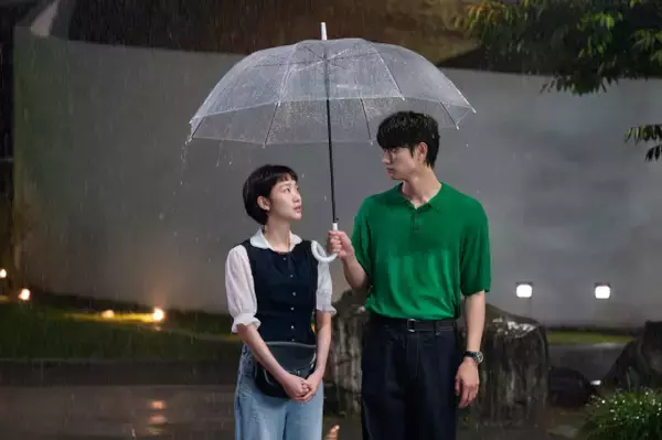 「キム・ゴウン＆キム・ジェウォン、1本の傘を差し見つめ合う…　『ユミの細胞たち』シーズン3、カップルスチール公開【コメントあり】」の画像