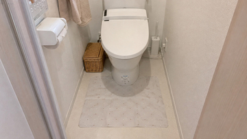 ほかの洗濯物と一緒に洗うのは嫌悪感…”捨てるだけ”のトイレマットが便利すぎた「介護や子育てにも良さそう」