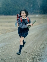 実写映画『ルックバック』原作の名場面“雨のスキップ”シーン　藤野と京本の13年間を映す新映像
