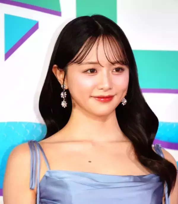 森香澄、デコルテラインを大胆に　淡いブルーのドレスでレッドカーペット