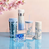 「【スタバ新作グッズ】SAKURA第2弾は“青空×桜“　きらめく“エアリーブルー”の新作グッズが勢揃い」の画像1