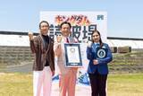 「『キングダム読破堤』ギネス世界記録達成　全長300メートル超の漫画ページ屋外掲出「屋外での最長の連続した漫画ページ展示」」の画像1
