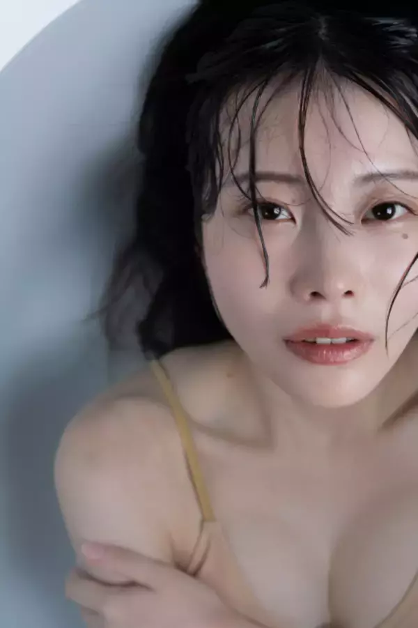“となりの彼女”なで、初グラビア写真集に挑戦　Tバック姿など大胆カットも