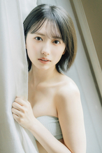 ラフ×ラフ永松波留、20歳初の水着グラビア　大人っぽい黒のワンピース水着にも挑戦
