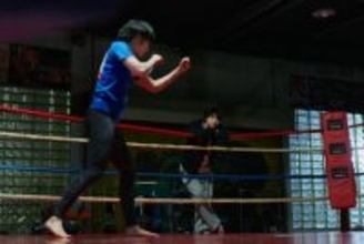 佐久間大介、血のり姿でアクション→食事シーンでほのぼの…『ナイトフラワー』ギャップ感じるメイキング映像公開