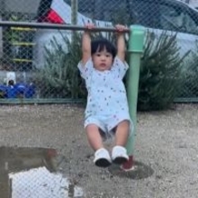 SASUKE出場パパによる“2歳児の鉄棒チャレンジ”に大反響　“運動能力の土台は「幼少期の基礎づくりが大切」