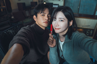 ソ・イングク＆パク・ジヒョン、息ぴったりの“密着”オフショット　韓国ドラマ『残念ながら明日も出勤です！』、3週連続でPrime Video非英語圏1位【あす最終回】