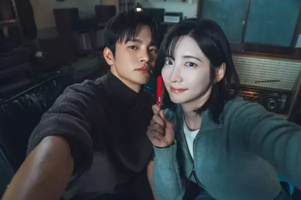ソ・イングク＆パク・ジヒョン、息ぴったりの“密着”オフショット　韓国ドラマ『残念ながら明日も出勤です！』、3週連続でPrime Video非英語圏1位【あす最終回】