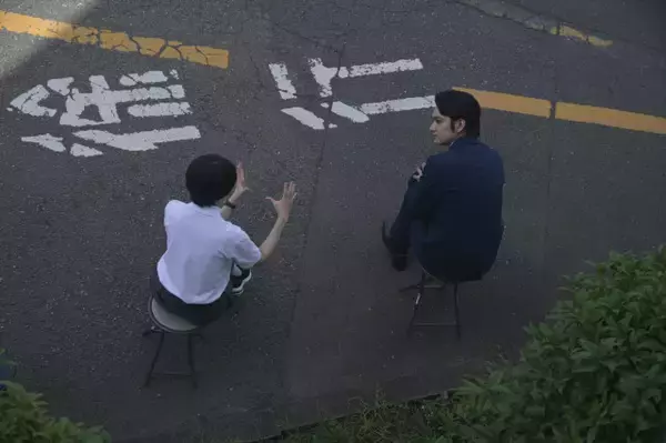 北村匠海、「離婚」の一言で豹変する夫を熱演　奈緒を車内で威圧する『シャドウワーク』本編映像