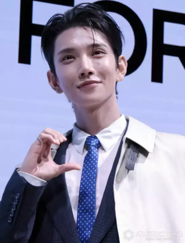 SEVENTEEN・JOSHUA、ロングコート姿で来日イベント登場　日本語でメッセージも