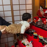 「立派なひな壇に触れないように…予想外の体勢で観察する息子に釘付け「テレビ局とかのカメラやん」「人形目線おもろいだろうな（笑）」」の画像1