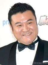 ザキヤマ、松葉づえで地方ロケへ　けがの理由を明かす「すごい偶然」