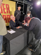 レッド・ホット・チリ・ペッパーズのフリーが渋谷に“降臨”　名入れサインと間近での交流に大号泣のファンも