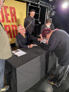 レッド・ホット・チリ・ペッパーズのフリーが渋谷に“降臨”　名入れサインと間近での交流に大号泣のファンも