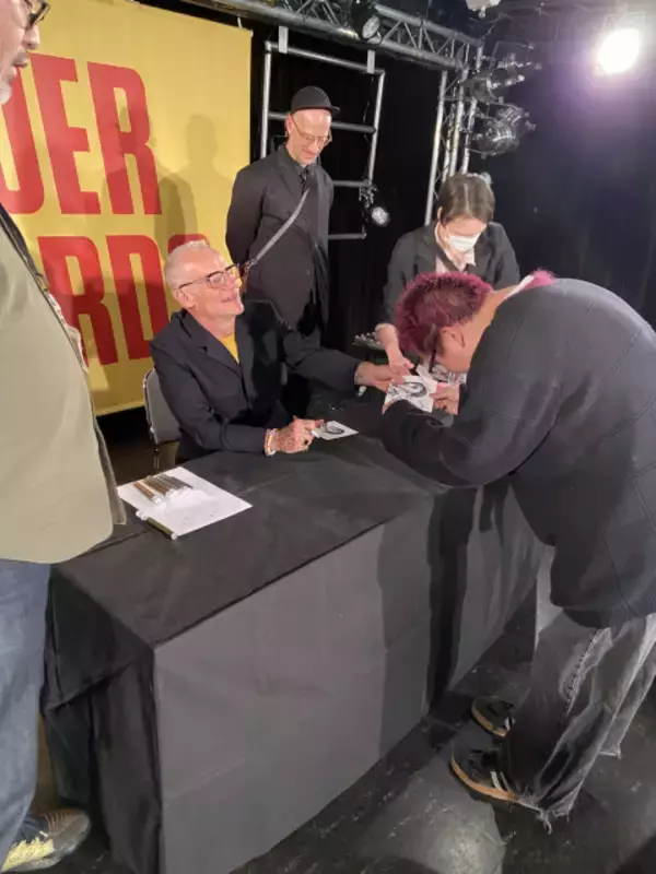 レッド・ホット・チリ・ペッパーズのフリーが渋谷に“降臨”　名入れサインと間近での交流に大号泣のファンも