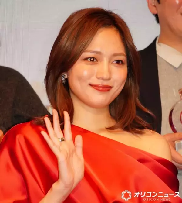 川口春奈、美肩あらわな赤ドレスで存在感放つ　Qoo10イベントに初登壇