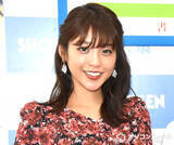 「岡副麻希、長女とプール満喫　水着の親子ショットに反響「楽しそう」「美しすぎるママ！」」の画像1