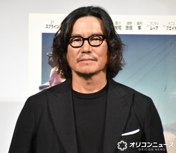 64歳・豊川悦司、右腕に“タトゥー”がチラリ　ハワイで見せた近影に反響「シブくてカッコイイ」