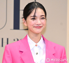 来年朝ドラ主演・見上愛、俳優として”初受賞”に喜び「背中を押してもらえたような気分に」