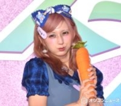 しなこ、ミニ丈衣装から美脚きらり　“にんじんマイク”で笑顔