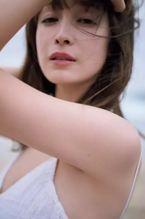 藤井サチ、ふんわり美ボディ＆妖艶な入浴ショットも…　初フォト＆スタイルブックに意欲「『これ大丈夫!?』って自分で焦るくらい全力で挑みました」