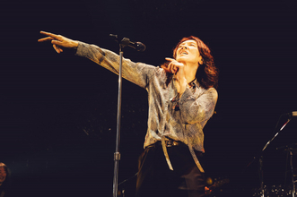 吉井和哉、約4年ぶりソロツアー完走　「血となり肉となった音楽」を響かせたファイナル公演【ライブレポート】