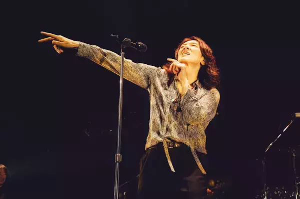 吉井和哉、約4年ぶりソロツアー完走　「血となり肉となった音楽」を響かせたファイナル公演【ライブレポート】