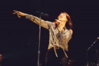 吉井和哉、約4年ぶりソロツアー完走　「血となり肉となった音楽」を響かせたファイナル公演【ライブレポート】