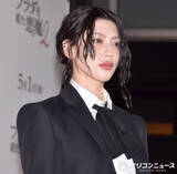 「三吉彩花、ジャケットにミニ丈シャツをあわせて肌見せ「一見マニッシュではあるんですけど」」の画像1