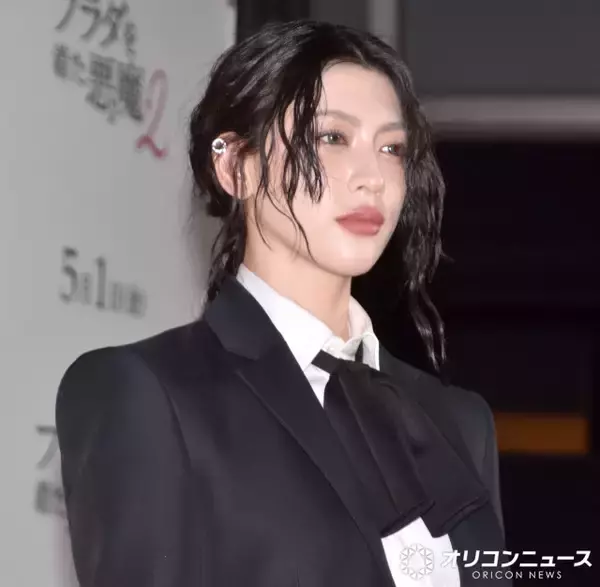 三吉彩花、ジャケットにミニ丈シャツをあわせて肌見せ「一見マニッシュではあるんですけど」