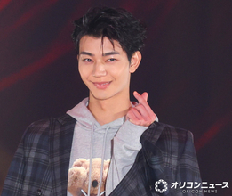 【ガルアワ】原因は自分にある。吉澤要人、胸元から指ハート　ほほ笑みで“メロさ”加速
