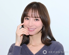 篠田麻里子、長女とペアルック　“あけおめ親子写真”に反響「もうこんなに大きくなったんだ」「めっちゃ可愛い」