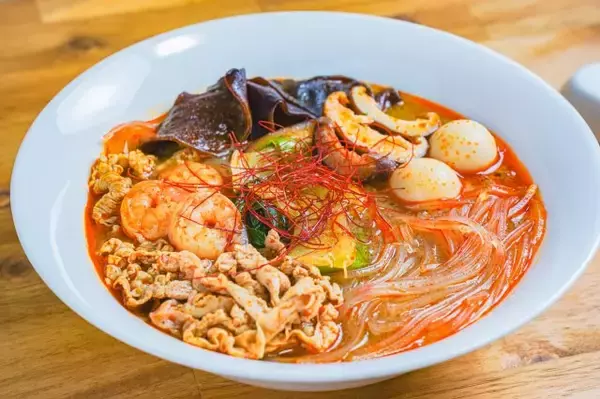 料理研究家・リュウジ「スーパーの食材でめちゃくちゃ簡単にできる」麻辣湯の作り方を紹介　反響続々「作ってみました！」「めちゃ美味しかったです」