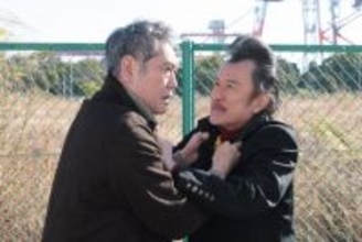 吉田鋼太郎、リーゼント＆学ラン姿で“タイマン”　宿命のライバル演じた杉本哲太は「恥ずかしいやら懐かしいやら…」