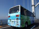 「松島聡デザイン「淡路うず助」、淡路島南部と徳島を駆け巡る　徳島県マスコットキャラクター「すだちくん」とのコラボバス運行」の画像1