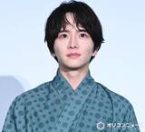 「板垣李光人、冬でも絶対に素足で現場へ　“こだわり”の理由も明かす」の画像1