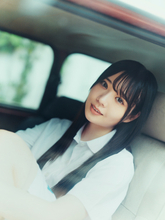 日向坂46グループ最年少・坂井新奈、暑さを吹き飛ばすニコニコ笑顔　フレッシュな夏グラビア披露