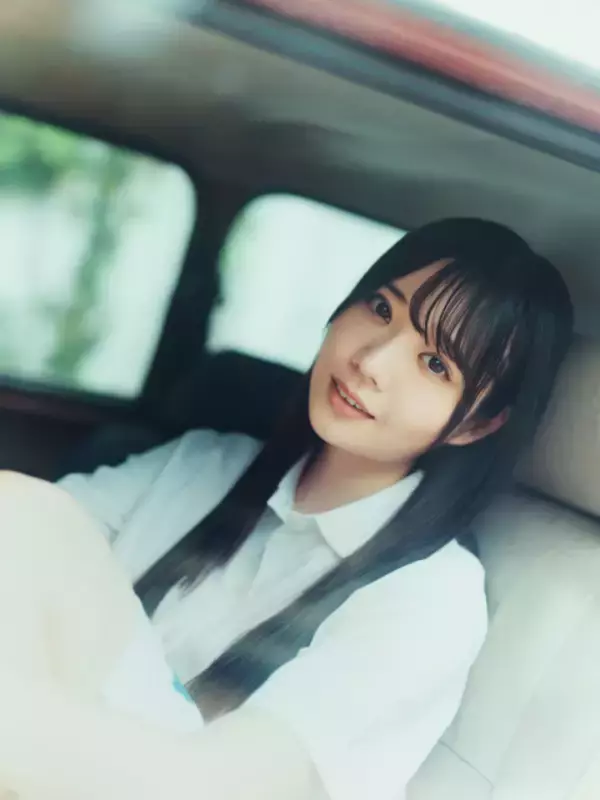 日向坂46グループ最年少・坂井新奈、暑さを吹き飛ばすニコニコ笑顔　フレッシュな夏グラビア披露