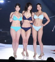 熊田曜子、ドームで大胆変身→ネイビービキニ姿で華麗に魅了【関コレ】