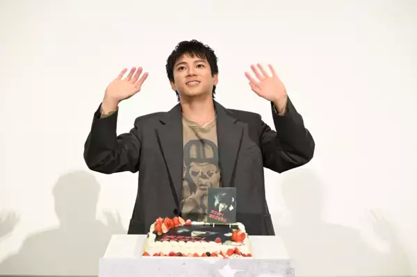 山田裕貴、映画『爆弾』興収25億円突破に感謝も「まだまだ足りない」　サプライズケーキに警戒するあまり“プチ”ハプニング
