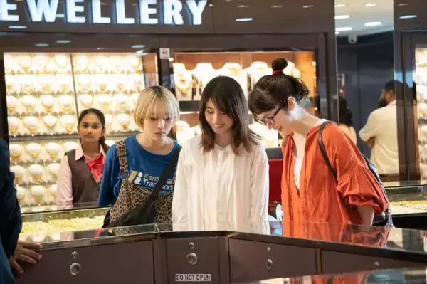 有村架純＆黒木華＆南沙良、シンガポールで“金密輸”　『マジカル・シークレット・ツアー』本編映像解禁