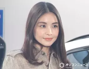 滝沢眞規子、次女の高校卒業式でイギリスへ　夫婦でのサイクリング姿に「絵になる」「ハリーポッターの世界」の声