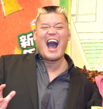 天山広吉、引退試合で感動の“友情タッグ”復活　飯塚高史は野上アナとも握手求めるも…