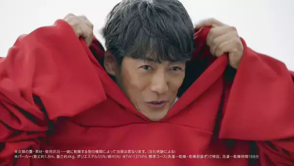 反町隆史、『GTO』現場で自分の年齢に驚き　巨大パーカーで家電実験に挑戦する新CM公開