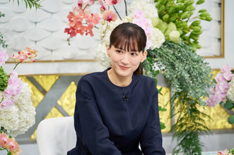 綾瀬はるか、貴重な“歌唱姿”公開…作詞家・松本隆の言葉に感激