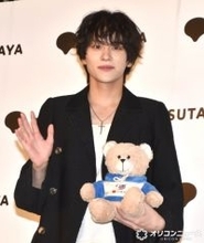 山下幸輝、クマのぬいぐるみ抱えて写真集イベント　撮影でも使用「カジュアルさもあったらいいかなと思って」