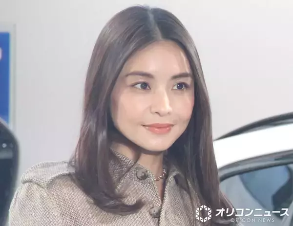 滝沢眞規子、結婚25周年迎えるデザイナー夫と仲むつまじい2ショット「すてき」「いつまでも憧れのご夫婦」