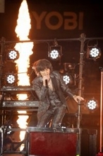 稲葉浩志、話題の「タッチ」初ライブパフォーマンス　熱い歌声に東京ドーム熱狂