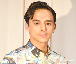 満島真之介、日韓で活躍するK-POPアイドルとの“3ショット”公開「最高です」「素敵な写真」