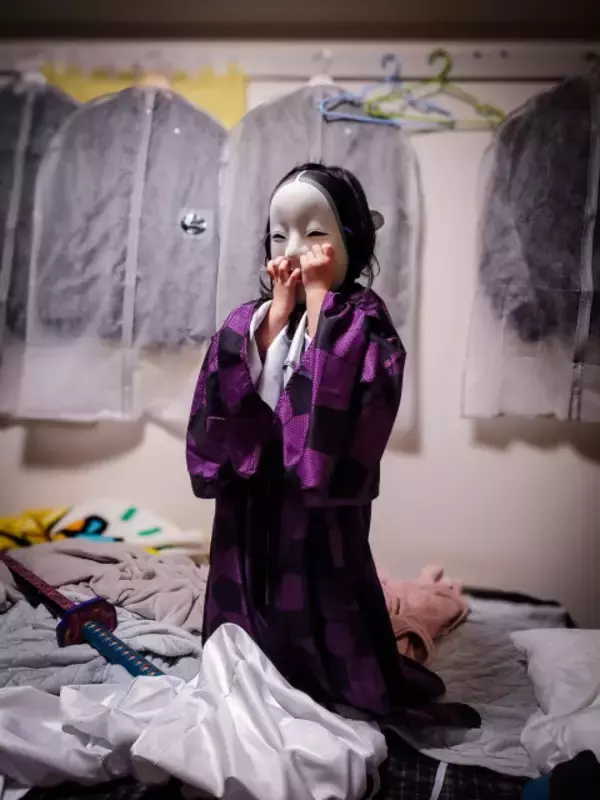能面に刀を構え、クスクス…父を本気で倒しにいく娘の“たたかいごっこ”に圧倒　「子どもならではのセンス」「和風ホラーゲームに出てくるボス」